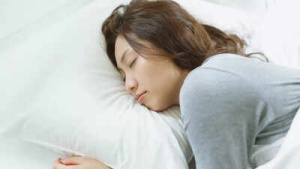Pillow Prints on Your Face? Dermatologists Warn of Skin Aging Clues and Offer Prevention Tips